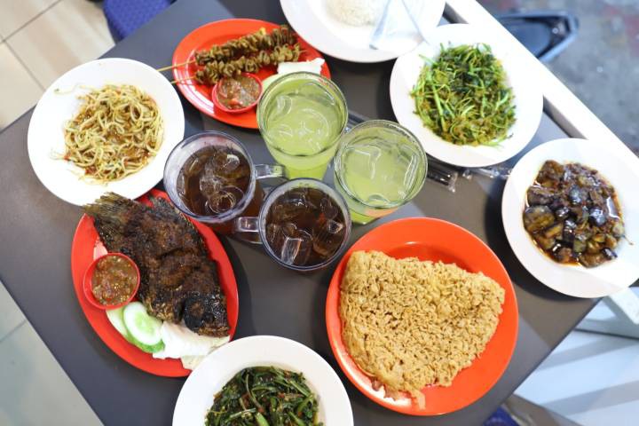 Sejumlah menu di Sambal Rampai Indonesia yang hadir di Tangerang, sajikan kuliner Nusantara dengan pemandangan sungai Cisadane.
