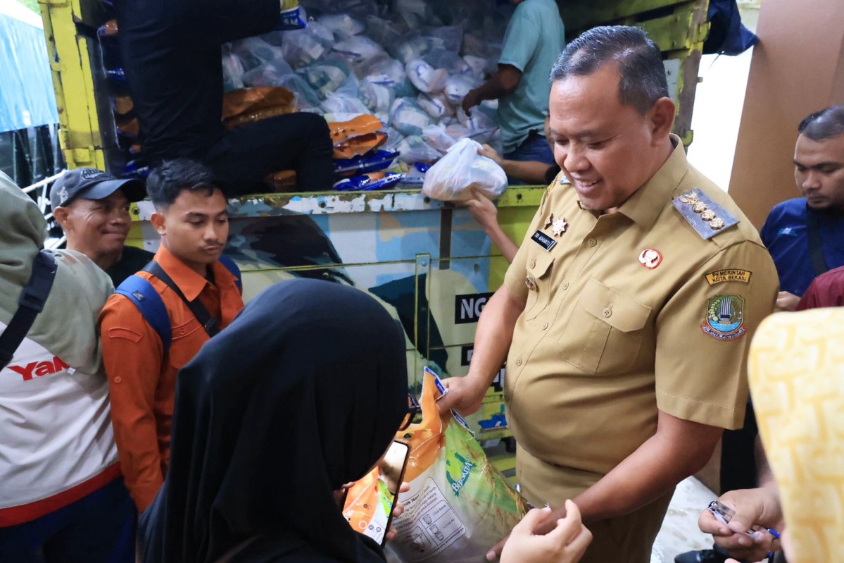 Wali Kota Bekasi Tri Adhianto menyebut pemerintah kota telah menyiapkan 19.417 paket sembako bersubsidi untuk Ramadan, warga cukup bayar Rp 70.000.