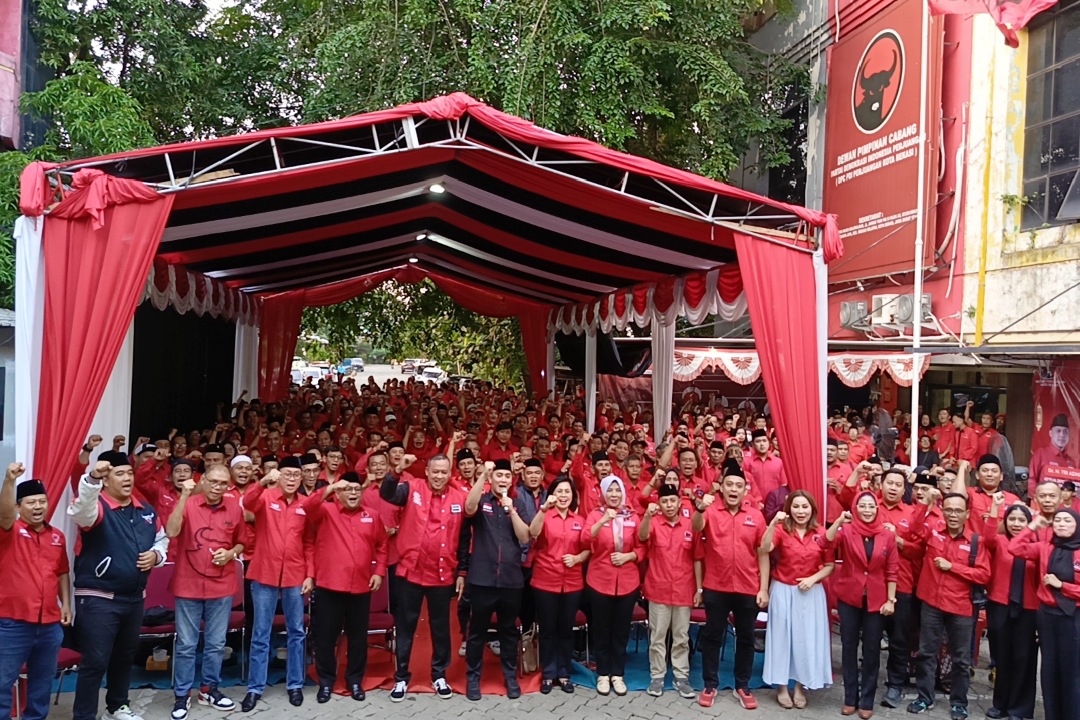 Foto bersama seluruh kader PDIP Kota Bekasi dalam acara pendidikan politik sekaligus konsolidasi kader dan acara buka puasa bersama, Sabtu (14/3/2026).