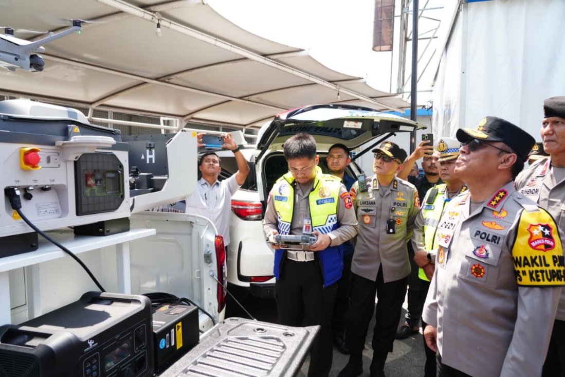 Wakapolri saat melakukan pemantauan mudik menggunakan teknologi canggih dalam operasi ketupat 2026.