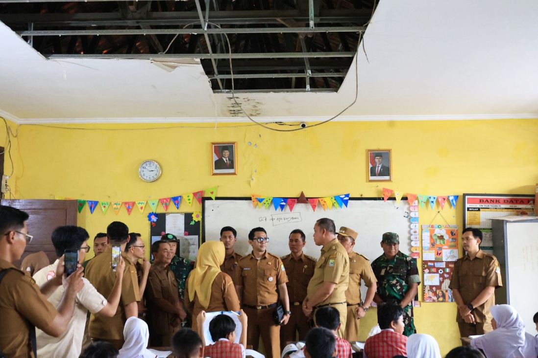 Wali Kota Bekasi Tri Adhianto saat melihat langsung kondisi kerusakan di SDN 7 Teluk Pucung, janji lakukan perbaikan segera, Senin (2/3/2026).
