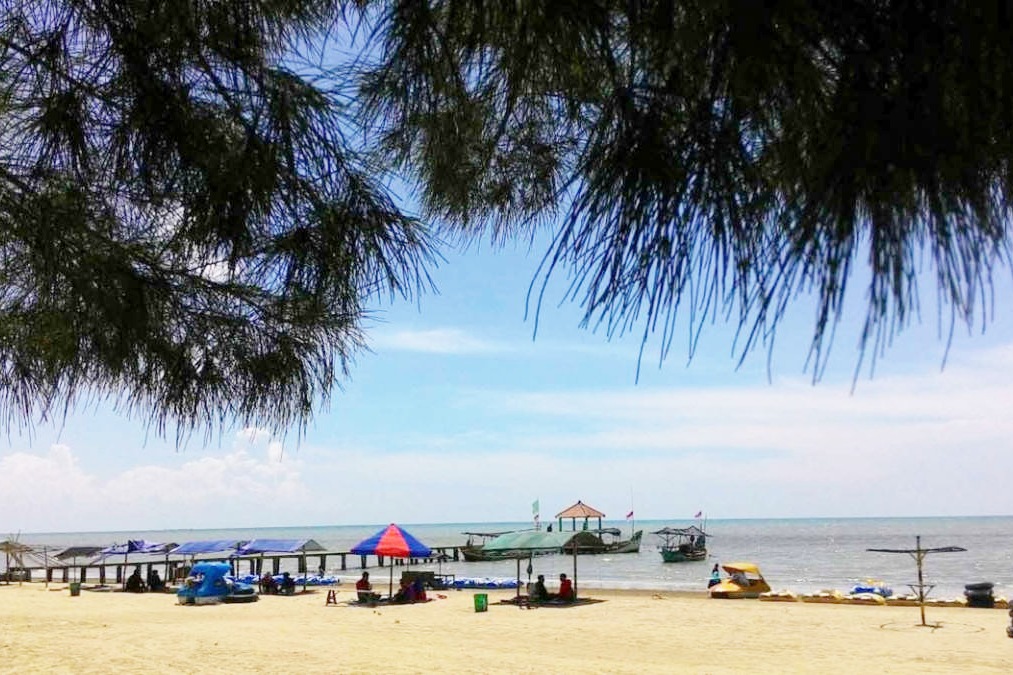 Karang Jahe Beach jadi destinasi terpopuler saat libur Lebaran 2026, diserbu lebih dari 50 ribu wisatawan.