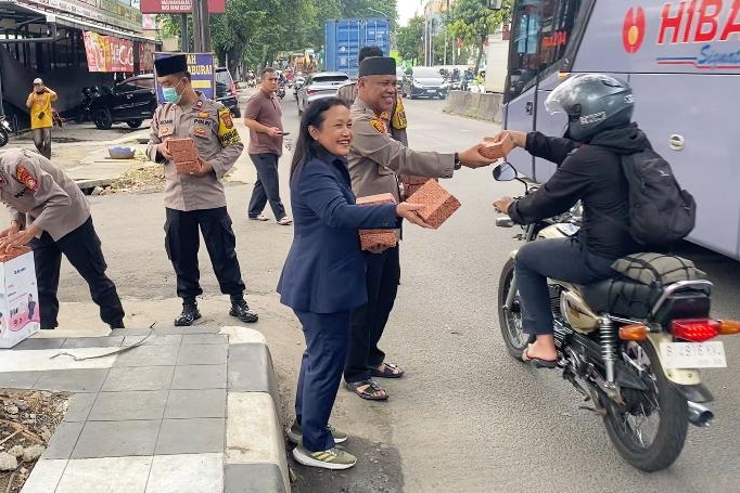 Anggota DPRD Kota Bekasi Yenny Kristianti bersama Polsek Bekasi Barat saat turun ke jalan, bagikan ratusan takjil ke pengguna jalan, Kamis (5/3/2026).