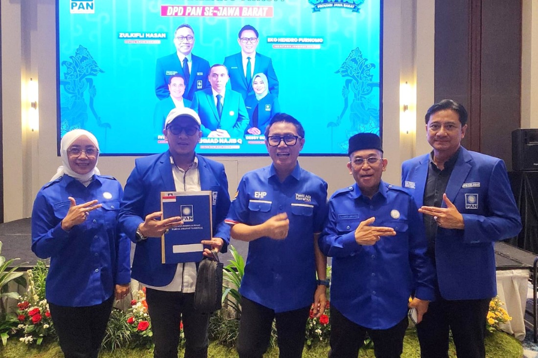 Achmad Rivai (pakai topi) saat menerima SK DPP, secara resmi memimpin PAN Kota Bekasi, Senin (6/4/2026).