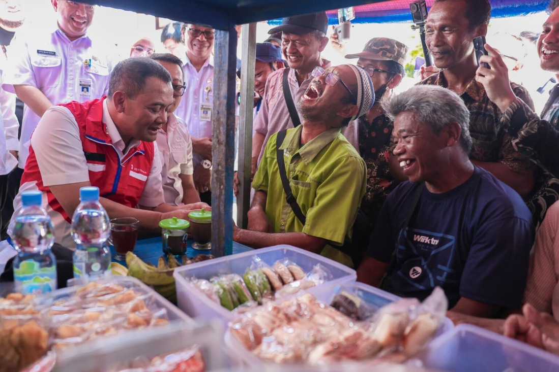 Gubernur Jateng Ahmad Luthfi saat ngopi bareng petani di Karanganyar sambil serap aspirasi dan janjikan bantuan Rp 4,1 miliar yang akan turun pada bulan Juni 2026.