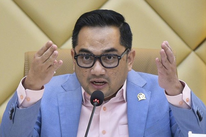 Politisi Fraksi NasDem yang juga Ketua Komisi II DPR RI, M Rifqinizamy Karsayuda angkat suara soal ambang batas parlemen, usul agar hal tersebut naik hingga 7 persen dan berlaku sampai ke daerah.