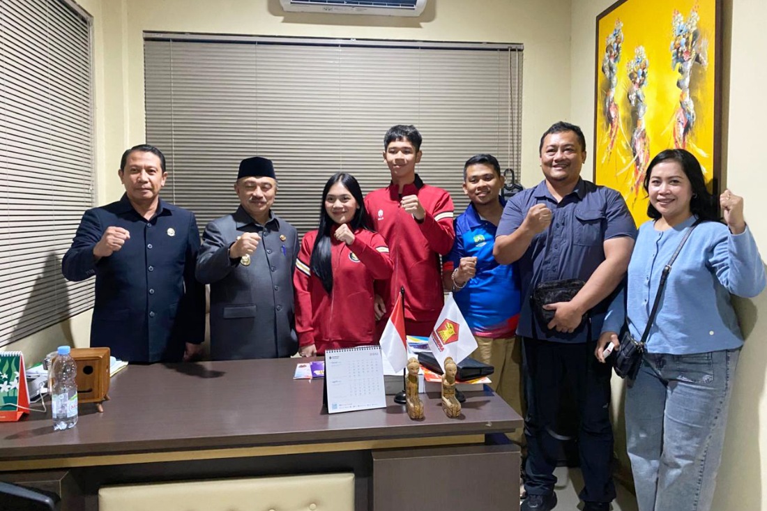Atlet Savate asal Kota Bekasi yang akan berangkat ke Nepal saat foto bersama Wakil Wali Kota Bekasi dan Sekretaris Komisi IV DPRD Kota Bekasi, R. Eko Setyo Pramono, Senin (20/4/2026).