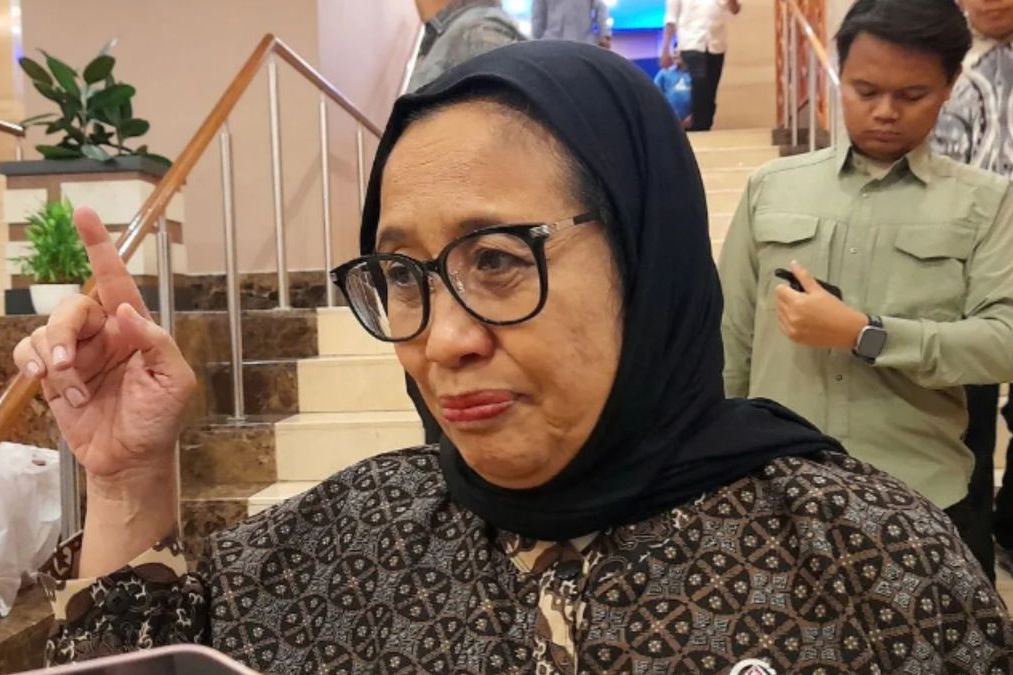 Wakil Kepala BGN Bidang Komunikasi Publik dan Investigasi, Nanik Sudaryati Deyang minta maaf atas insiden keracunan yang terjadi di Jakarta Timur, janji tanggung jawab hingga hentikan operasional dapur MBG.