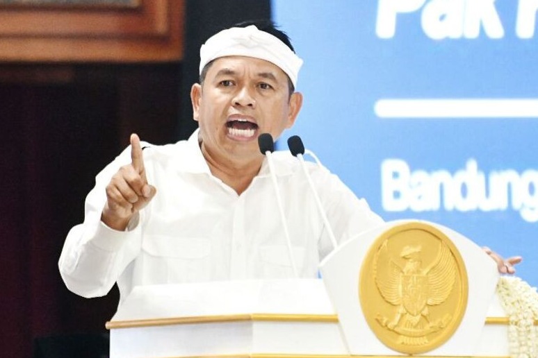 Kepala Samsat Bandung dinonaktifkan Gubernur Jabar Dedi Mulyadi karena abaikan surat edaran soal penerapan kemudahan bayar pajak.