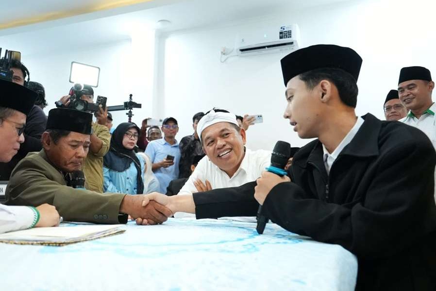 Dedi Mulyadi saat menghadiri nikah massal di Depok, ingatkan pentingnya menikah tanpa utang.