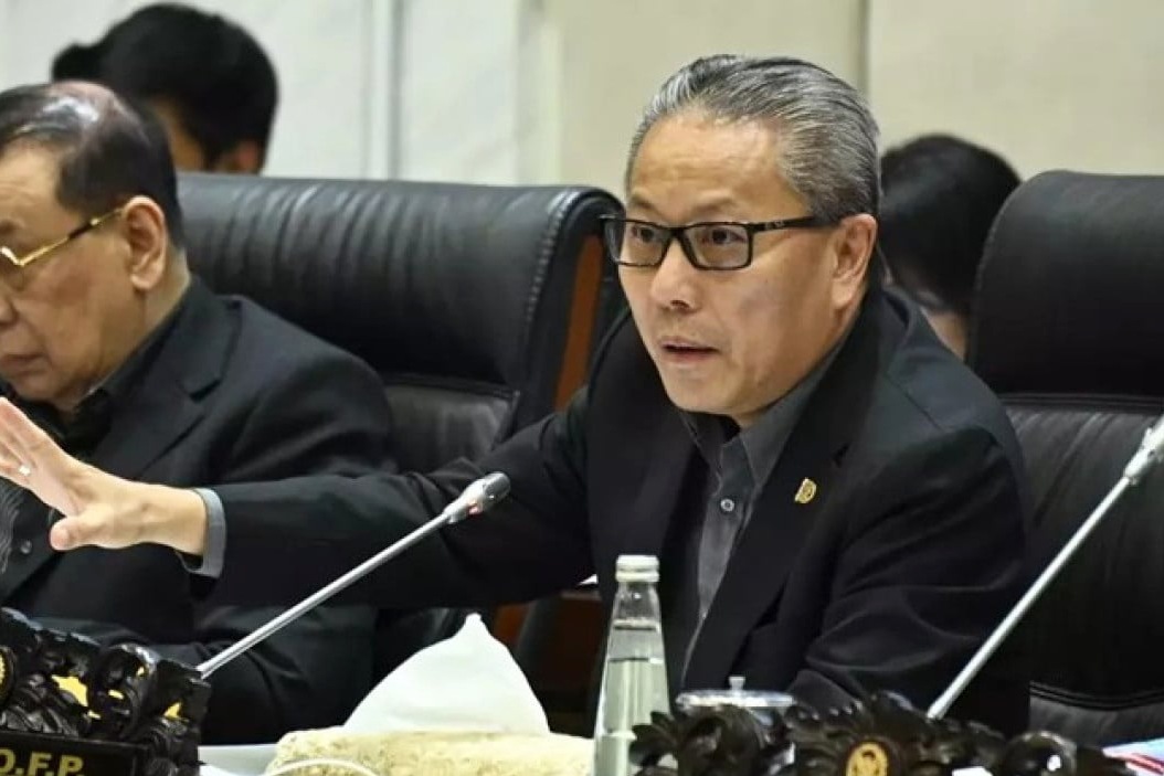 Wakil Ketua Komisi XI DPR RI, Dolfie Othniel Frederic angkat suara soal kenaikan harga minyak dunia.