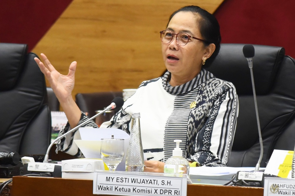 Wakil Ketua Komisi X DPR RI, My Esti Wijayati angkat suara soal guru di Karimun yang sudah puluhan tahun mengabdi, tapi masa kerja kembali nol, minta pemerintah evaluasi sistem.