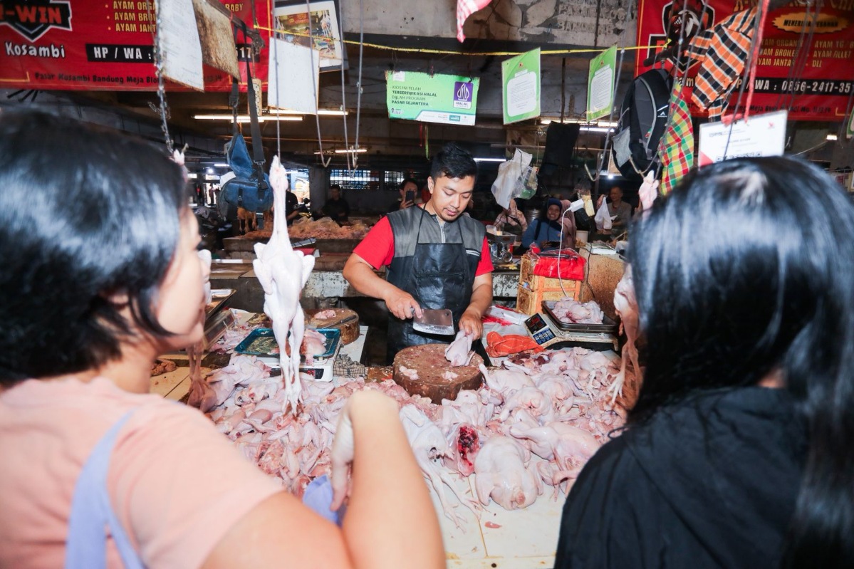 Meski harga bahan pokok di Kota Bandung fluktuatif, tapi stok masih aman.