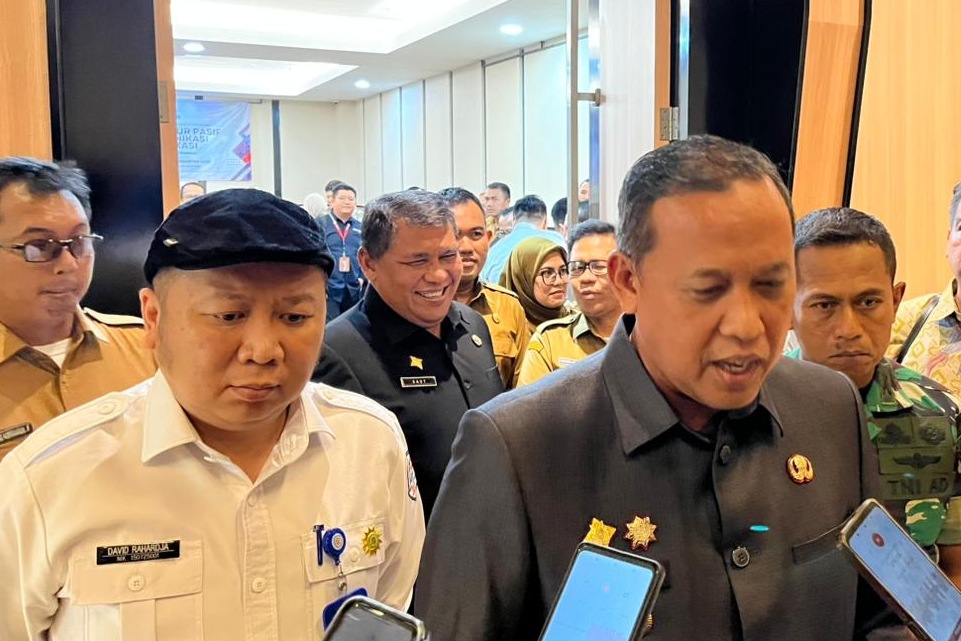 Wali Kota Bekasi Tri Adhianto bersama Direktur Utama PT Mitra Patriot, David Rahardja (kiri) saat bertemu awak media, menyebut akan segera membangun jaringan kabel bawah tanah, Senin (20/4/2026).