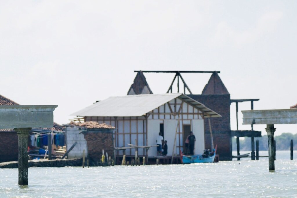Bertahan di tengah kepungan laut, Kartini laut Sayung yang akrab disapa Mak Jah terima bantuan rumah apung dari Pemprov Jateng.