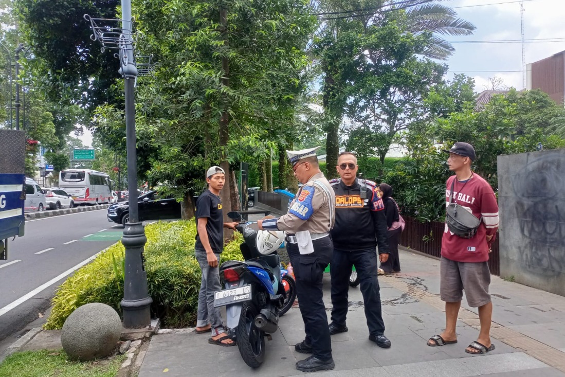 Petugas gabungan di Bandung saat menertibkan parkir liar di delapan titik, puluhan kendaraan ditindak.