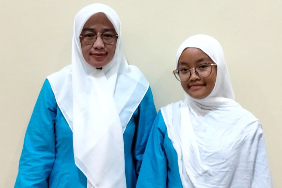 Kyra Talita Sakhi (kanan), calon jemaah haji termuda asal Magelang yang menggantikan sang ayah menuju tanah suci.