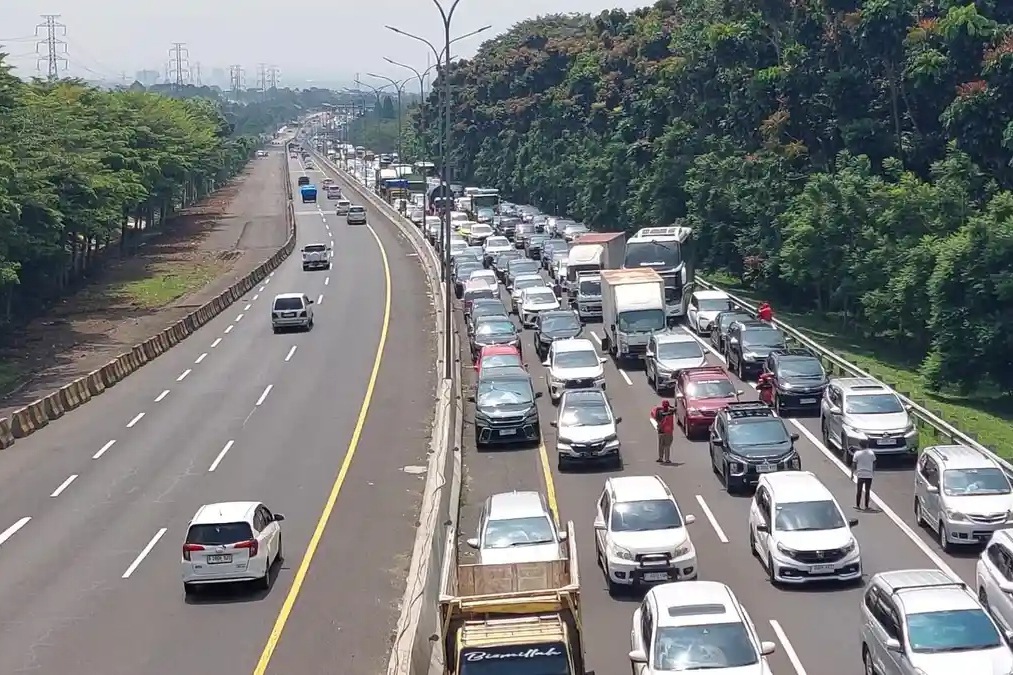 Libur panjang, arus lalu lintas ke Puncak meningkat, Polisi berlakukan one way.