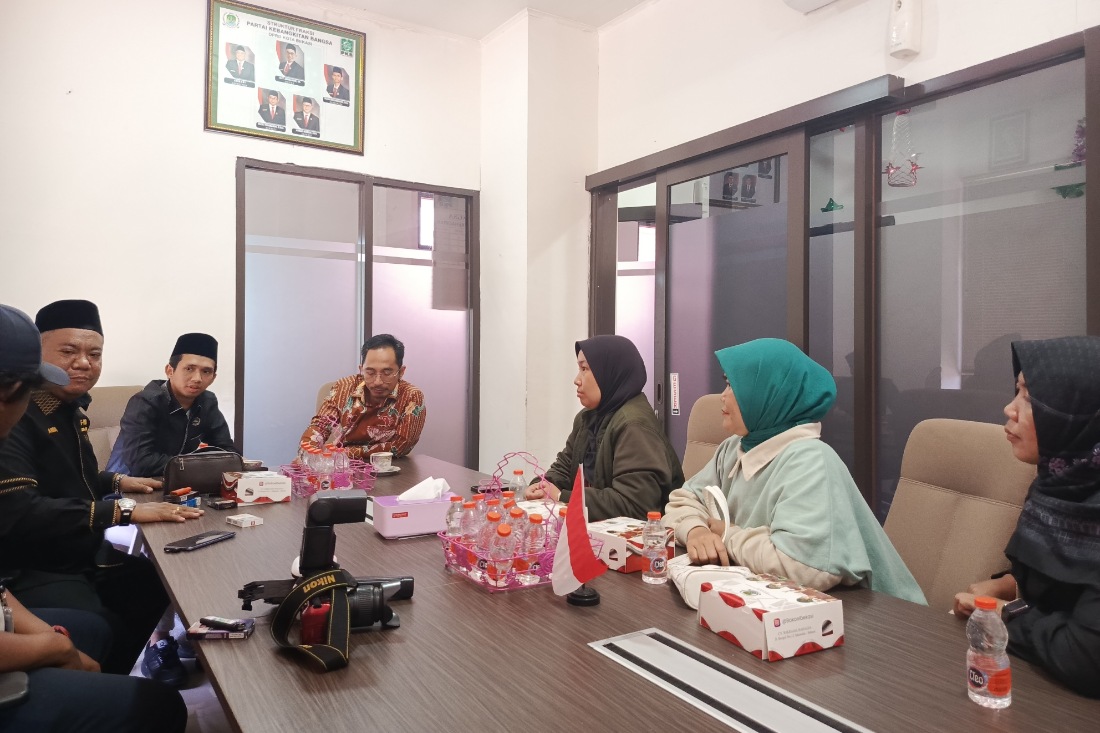Sejumlah Nakes di Bekasi saat mengadu ke Fraksi PKB DPRD Kota Bekasi terkait PHK sepihak, Rabu (1/4/2026).