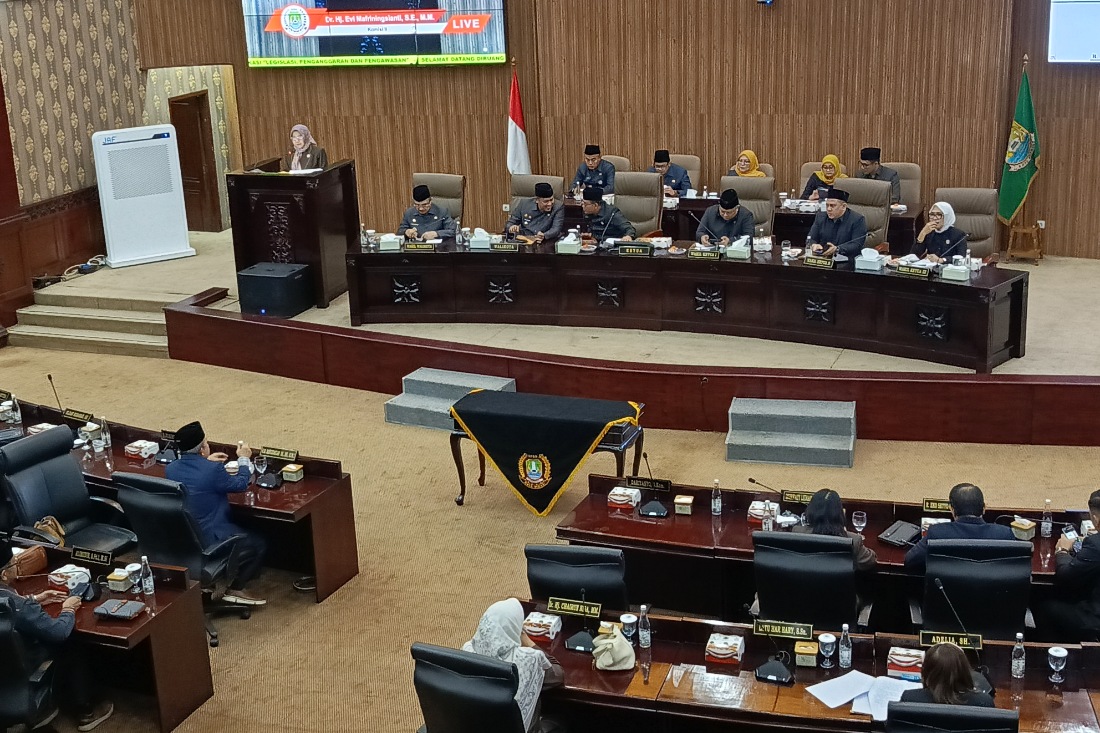 Paripurna LKPJ 2025 Kota Bekasi, Ketua DPRD Sardi Efendi terlihat makin mesra bersama Wali Kota Bekasi Tri Adhianto, Senin (20/4/2026).