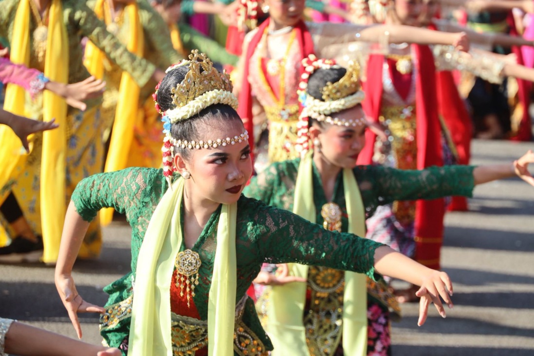 Ribuan penari saat berada di CFD Bekasi, meriahkan Hari Tari Sedunia.
