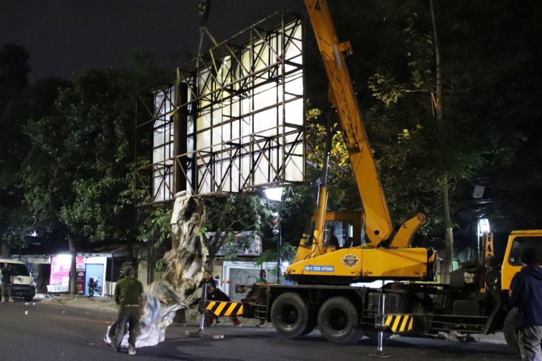 Pemkot Bandung tertibkan reklame ilegal, prioritaskan keselamatan dan kerapian kota.
