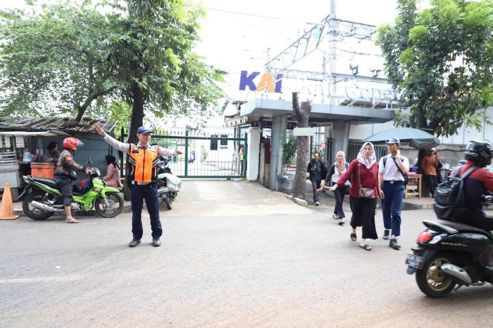 Petugas Dishub saat melakukan pengawasan parkir liar di Stasiun Batuceper, Tangerang.