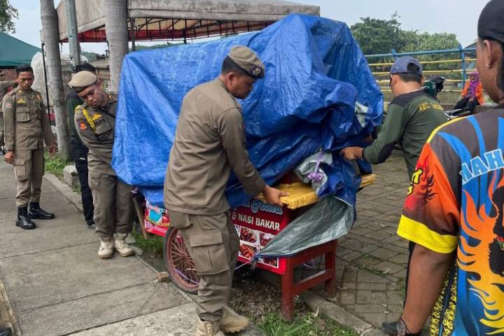 Petugas gabungan saat menenertibkan PKL di bantaran sungai Cisadane, kedepankan pendekatan persuasif.