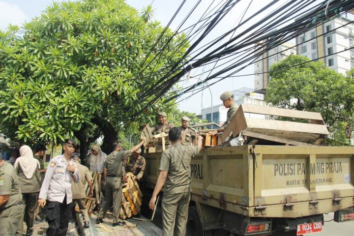 PKL di sejumlah jalan protokol Kota Tangerang ditertibkan Satpol PP.