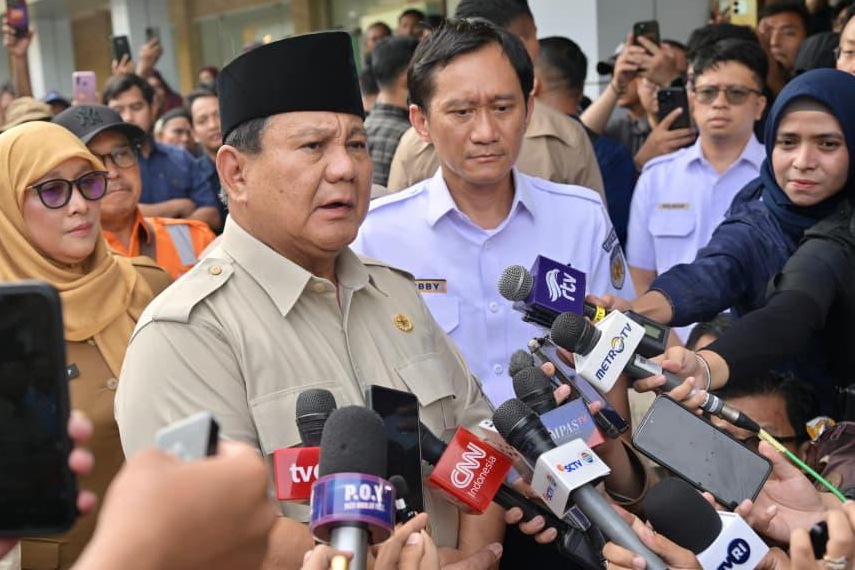 Presiden Prabowo usai menjenguk korban kecelakaan kereta di RSUD Kota Bekasi, perintahkan segera lakukan investigasi dan bangun flyover, Selasa (28/4/2026).