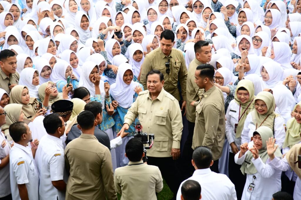 Presiden Prabowo Subianto dan siswa SMAN 1 Cilacap.