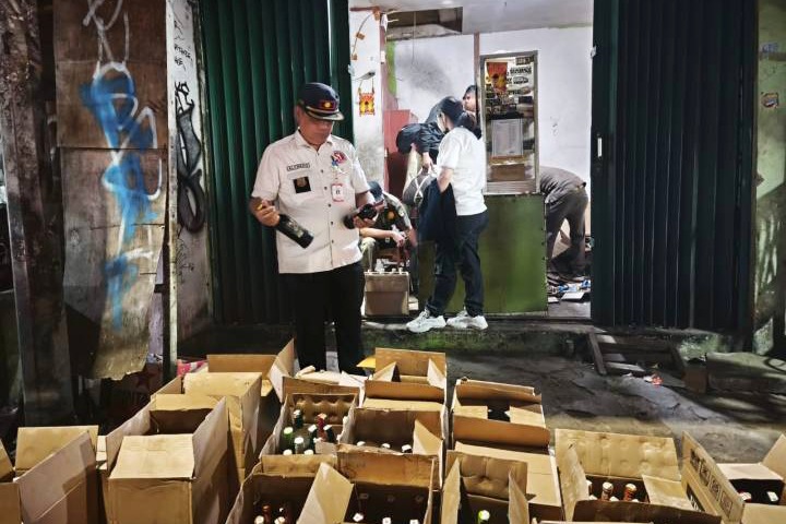 400 botol Miras dari toko di Karang Tengah disita gegara sudah ditegur tapi tidak diindahkan.