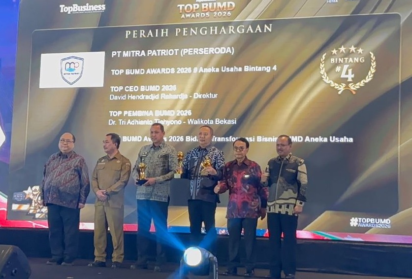 Bos Mitra Patriot David Rahardja saat meraih tiga penghargaan TOP BUMD Awards 2026.