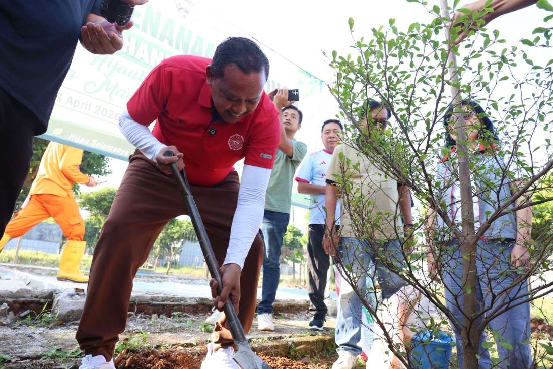 Wali Kota Bekasi Tri Adhianto saat menanam pohon, tergetkan dalam masa kepemimpinannya tertanam sebanyak 3 juta pohon.