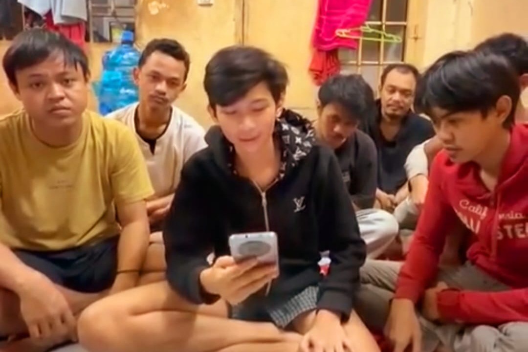 WNI asal Bekasi Rendy Maulidi (kaos kuning) yang diduga jadi korban penipuan kerja di Kamboja, minta dipulangkan pemerintah.