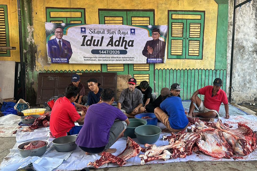 Ratusan paket daging kurban dibagikan ke warga Jatimakmur oleh Anggota DPRD Kota Bekasi dari Fraksi PAN, Achmad Rivai, Rabu (27/5/2026).