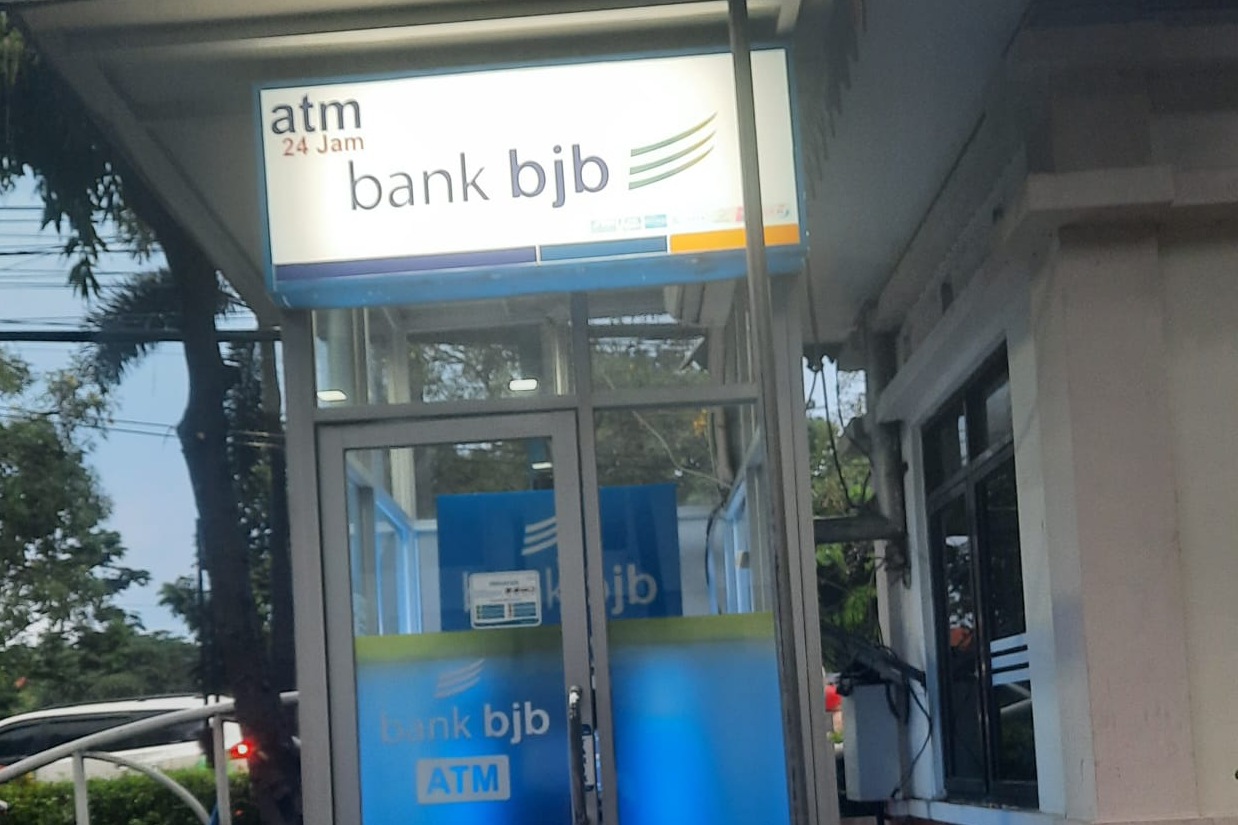 Saldo terpotong tapi uang tak keluar, nasabah ngeluh soal ATM BJB yang bermasalah di Bekasi, Selasa (26/5/2026).