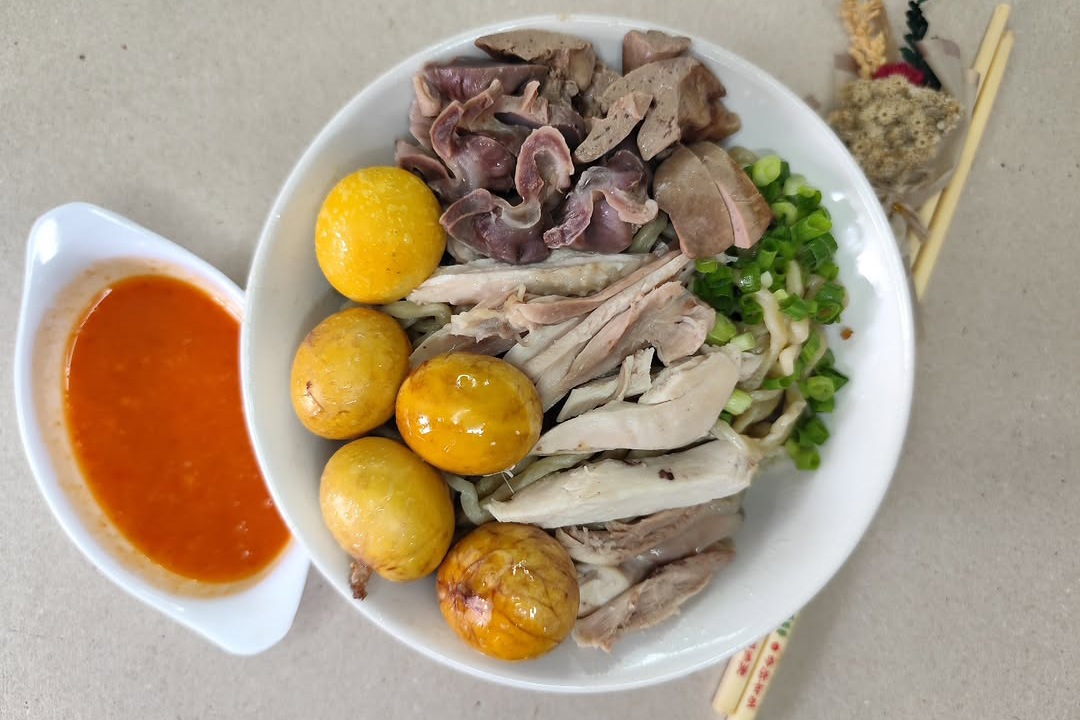 Bakmi Ichen di Tangerang, sajikan bakmi homemade dengan ayam kampung rebus yang rela bikin antre.