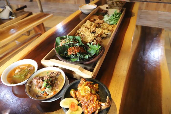 Sejumlah menu di Bebek kremes Mas Eko, destinasi kuliner dengan nuansa pedesaan di Tangerang.