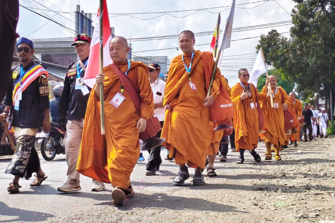 16 Biksu Thudong tempuh perjalanan 11 hari dari Jepara ke Candi Sewu Klaten, singgah di tempat ibadah hingga pos TNI-Polri.