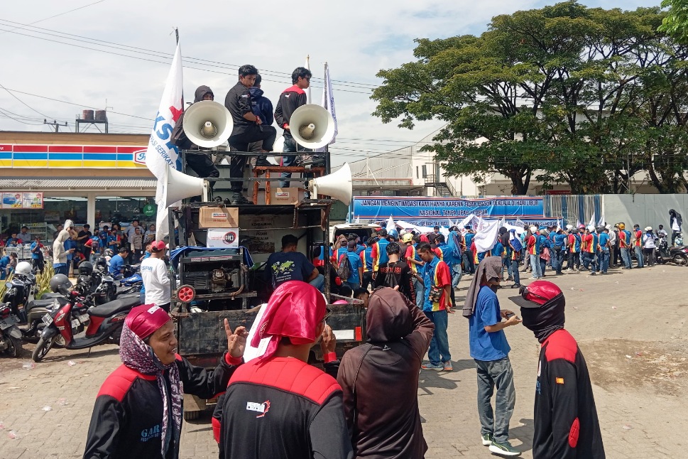 Ratusan buruh yang tergabung dalam FSPMI Sulsel saat melakukan aksi unjuk rasa di Kantor Indomaret Makassar, tuntut pembayaran upah lembur hari libur, Rabu (13/5/2026).