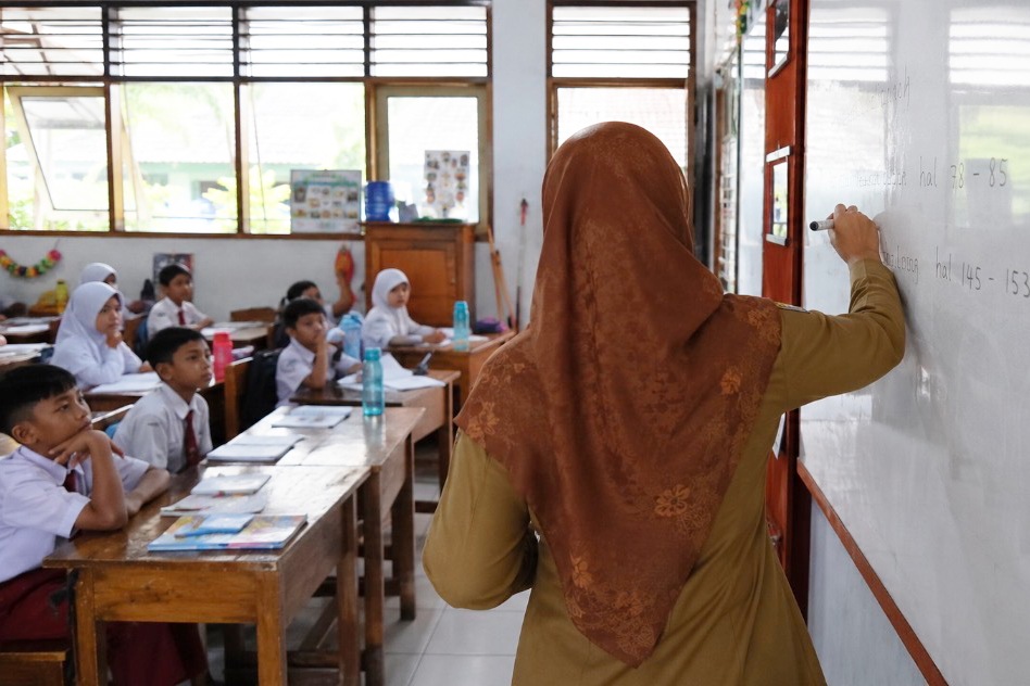 Anggota Komisi II DPR RI, Muhammad Khozin angkat suara soal polemik guru honorer, usulkan hal ini sebelum 2027.