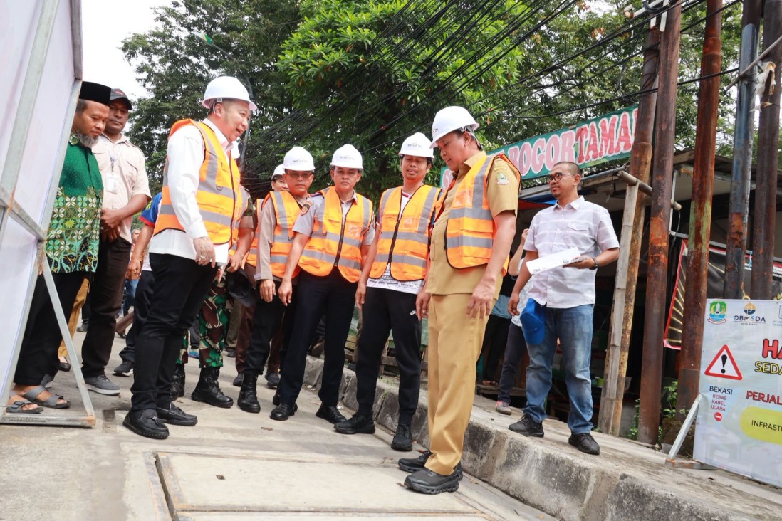 Wali Kota Bekasi Tri Adhianto saat turun ke lapangan memantau pembangunan ducting, Selasa (5/5/2026).