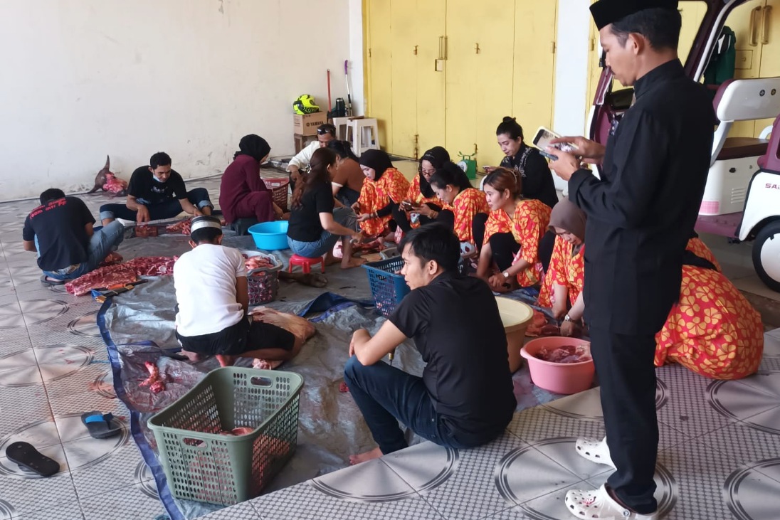 Daging kurban untuk ratusan KK di Gowa dibagikan Fenny Frans dan Suami, Rabu (27/5/2026).