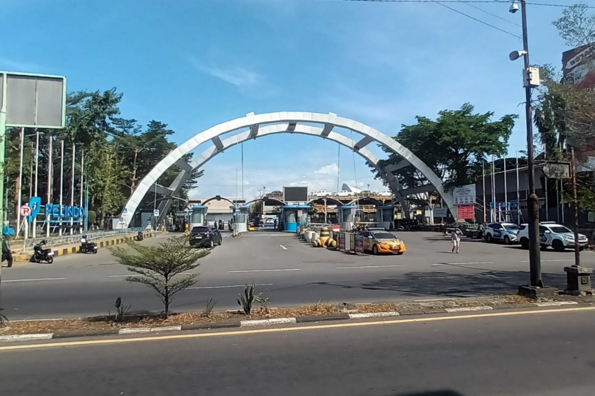 Suasana pelabuhan Makassar di hari buruh, Kapal PELNI tetap beroperasi.