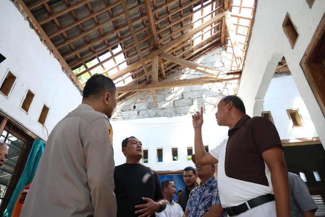 Wali Kota Bekasi Tri Adhianto saat turun langsung melih rumah warga yang rusak akibat hujan disertai angin kencang, minta Dinas teknis segera perbaiki, Sabtu (2/5/2026).