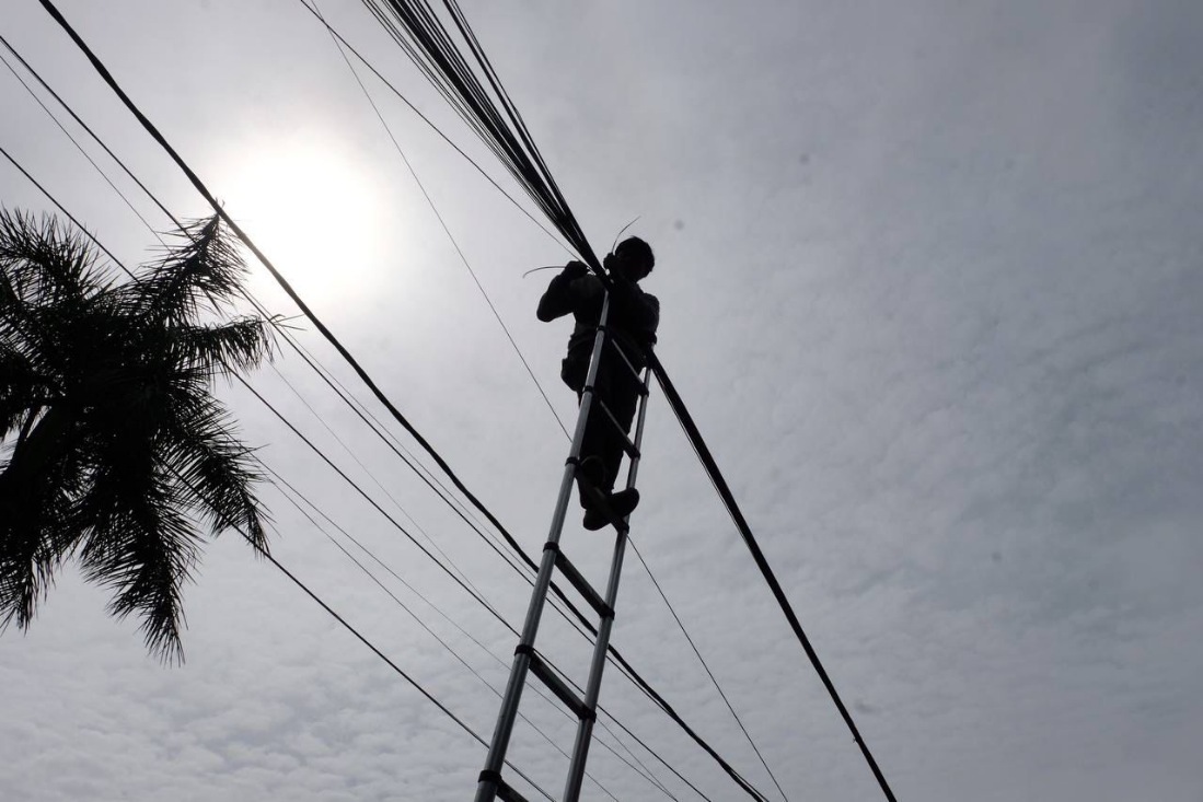 Pemkot Bandung rapikan 41 titik kabel semrawut sepanjang 2026, prioritaskan keselamatan pengguna jalan.