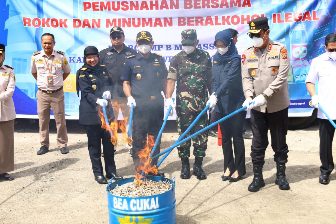Kapolda Sulsel saat menghadiri pemusnahan 31,9 juta batang rokok ilegal di Makassar, Kamis (7/5/2026).