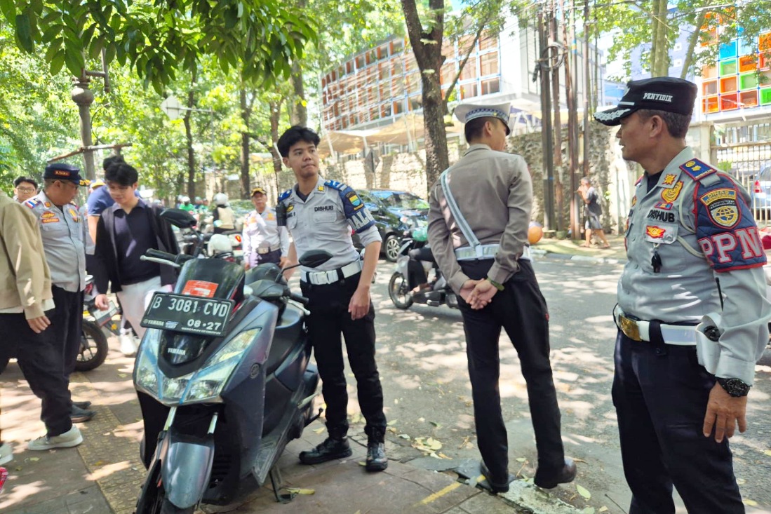 Kendaraan saat parkir liar ditindak petugas gabungan di Bandung, Sabtu (9/5/2026).