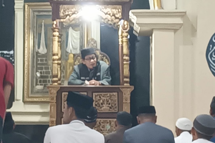 Ustaz Adam saat khutbah Jumat di Masjid Darul Ahzan, ceramah soal pentingnya kurban dan kepedulian sosial.